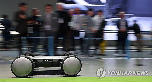 달려라 모베드(라스베이거스=연합뉴스) 김성민 기자 = CES 개막일인 6일(현지시간) 미국 네바다주 라스베이거스 컨벤션센터(LVCC) 현대차그룹 부스에서 차세대 자율주행 모빌리티 로봇 플랫폼 '모베드'가 이동하고 있다. 2026.1.7 ksm7976@yna.co.kr