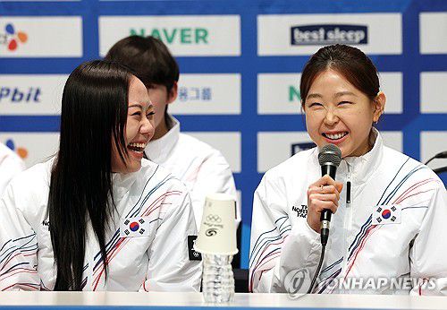 질문 답하는 김민선(진천=연합뉴스) 이지은 기자 = 7일 충북 진천선수촌에서 열린 2026 밀라노·코르티나 동계올림픽대회 D-30 미디어데이에서 스피드스케이팅 김민선(오른쪽)이 취재진 질문에 답하고 있다. 왼쪽은 스피드스케이팅 박지우. 2026.1.7 jieunlee@yna.co.kr