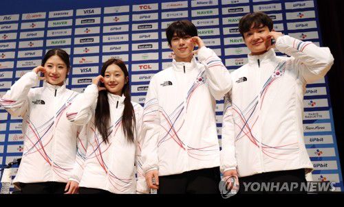 '피겨 대표팀 응원해주세요'(진천=연합뉴스) 이지은 기자 = 7일 충북 진천선수촌에서 열린 2026 밀라노·코르티나 동계올림픽대회 D-30 미디어데이에서 피겨스케이팅 이해인(왼쪽부터), 신지아, 차준환, 김현겸이 포즈를 취하고 있다. 2026.1.7 jieunlee@yna.co.kr