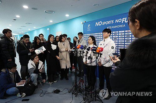 컬링 믹스더블팀의 인터뷰(진천=연합뉴스) 이지은 기자 = 7일 충북 진천선수촌에서 열린 2026 밀라노·코르티나 동계올림픽대회 D-30 미디어데이 및 훈련 공개에서 컬링 믹스더블 김선영(왼쪽)과 정영석이 취재진과 인터뷰하고 있다. 2026.1.7 jieunlee@yna.co.kr