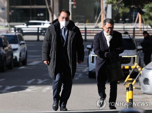 '김병기 공천헌금 탄원' 전 구의원 A씨, 경찰 소환조사(서울=연합뉴스) 류영석 기자 = 더불어민주당 김병기 의원에게 '공천헌금'을 건넸다는 내용의 탄원서를 작성한 전직 동작구의원 A 씨가 8일 경찰 조사를 받기 위해 마포구 서울경찰청 공공범죄수사대에 피의자 신분으로 출석하고 있다. 2026.1.8 ondol@yna.co.kr