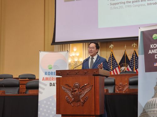 한국계 첫 미국 연방 상원의원인 앤디 김 의원(워싱턴=연합뉴스) 박성민 특파원 = 한국계로는 처음 미국 연방 의회 상원에 입성한 앤디 김(민주·뉴저지) 의원이 8일(현지시간) 워싱턴DC의 미 의회 건물에서 열린 미주한인유권자연대(KAGC) 주최 '미주 한인의 날' 기념행사에서 연설하고 있다. 2026.1.8. min22@yna.co.kr