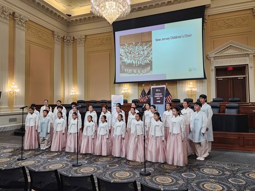 미주 한인의 날을 맞아 공연하는 뉴저지 한인 어린이 합창단(워싱턴=연합뉴스) 박성민 특파원 = 미국 한인 어린이로 구성된 뉴저지 어린이 합창단이 8일(현지시간) 워싱턴DC의 미 의회 건물에서 열린 미주한인유권자연대(KAGC) 주최 '미주 한인의 날' 기념행사에서 공연하고 있다. 2026.1.8. min22@yna.co.kr