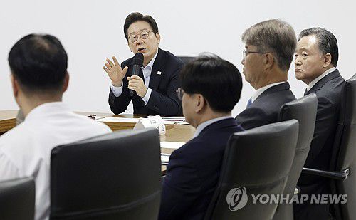 근로자 노동 환경 질문하는 이재명 대통령[연합뉴스 자료사진. 재판매 및 DB 금지]