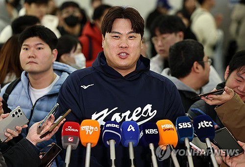 인터뷰하는 류현진(영종도=연합뉴스) 윤동진 기자 = 한국 야구대표팀 류현진이 9일 인천국제공항 1터미널에서 월드베이스볼클래식(WBC) 1차 캠프지인 사이판 출국에 앞서 취재진과 인터뷰하고 있다. 2026.1.9 mon@yna.co.kr