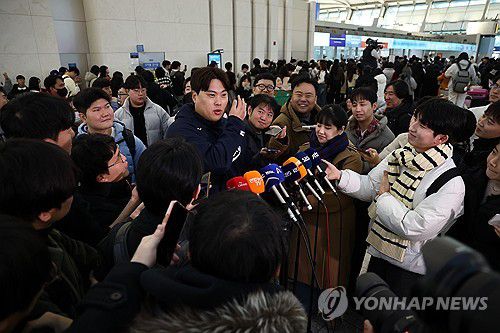인터뷰하는 류현진(영종도=연합뉴스) 윤동진 기자 = 한국 야구대표팀 류현진이 9일 인천국제공항 1터미널에서 월드베이스볼클래식(WBC) 1차 캠프지인 사이판 출국에 앞서 취재진과 인터뷰하고 있다. 2026.1.9 mon@yna.co.kr