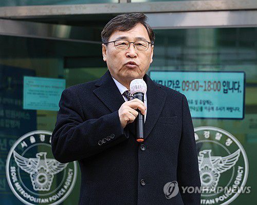 위안부법폐지국민행동 고발하는 정근식 교육감(서울=연합뉴스) 최재구 기자 = 정근식 서울시교육감이 9일 서울지방경찰청 민원실 앞에서 위안부법폐지국민행동을 고발하기에 앞서 입장문을 발표하고 있다. 2026.1.9 jjaeck9@yna.co.kr