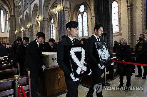 고 안성기 배우 장례미사(서울=연합뉴스) 9일 서울 중구 주교좌 명동대성당에서 고 안성기 배우의 장례미사가 열리고 있다. 2026.1.9 [천주교 서울대교구 제공. 재판매 및 DB 금지] photo@yna.co.kr