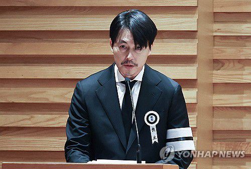 추도사 하는 배우 정우성(서울=연합뉴스) 이재희 기자 = 9일 서울 중구 명동성당에서 열린 배우 안성기의 영결식에서 배우 정우성이 추도사를 하고 있다. 2026.1.9 [공동취재] photo@yna.co.kr