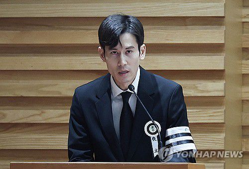 고 안성기 배우 영결식(서울=연합뉴스) 이재희 기자 = 9일 서울 중구 명동성당에서 열린 배우 안성기의 영결식에서 고인의 아들 안다빈씨가 인사말을 하고 있다. 2026.1.9 [공동취재] photo@yna.co.kr