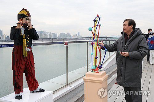 서울국제조각페스타 작품 살펴보는 도종환 조직위원장(서울=연합뉴스) 류효림 기자 = 도종환 서울국제조각페스타 조직위원장이 9일 서울 여의도 한강버스 선착장에서 열린 제15회 서울국제조각페스타 2026 프리뷰 및 기자간담회에서 전시작품을 살펴보고 있다. 2026.1.9 ryousanta@yna.co.kr