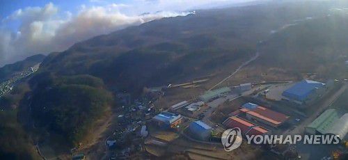 마을 방향으로 퍼지는 산불 연기(의성=연합뉴스) 10일 오후 3시 14분께 경북 의성군 의성읍 비봉리에서 산불이 나 연기가 인근 마을로 퍼지고 있다. 2026.1.10 [산림청 제공. 재판매 및 DB 금지] yongmin@yna.co.kr