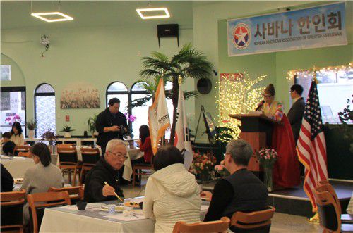 새해 떡국 잔치 즐기는 조지아주 서배너 한인사회2026년 1월 3일(현지시간) 조지아주 풀러의 한식당에서 서배너 한인회 주최로 주재원과 현지 한인 등 70여명이 참석한 가운데 새해 떡국 잔치가 열렸다. [서배너 타임스 제공. 재판매 및 DB 금지] 2026.1.10