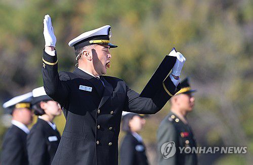 해군 소위 이지호 선서(창원=연합뉴스) 김동민 기자 = 삼성전자 이재용 회장 아들 이지호 신임 소위가 지난해 11월 28일 오후 경남 창원시 진해구 해군사관학교 연병장에서 열린 제139기 해군·해병대 사관후보생 수료 및 임관식에서 선서하고 있다. 2025.11.28 image@yna.co.kr