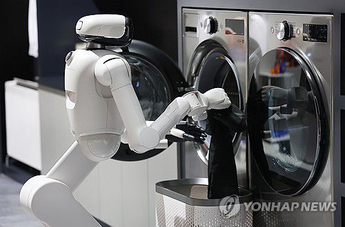 세탁물 찾은 클로이드(라스베이거스=연합뉴스) 김성민 기자 = 세계 최대 가전·정보기술(IT) 전시회 CES 2026을 앞둔 5일(현지시간) 미국 네바다주 라스베이거스 컨벤션센터(LVCC) LG전자 부스에서 홈 로봇 '클로이드'가 세탁물을 세탁기에 넣고 있다. 2026.1.6 ksm7976@yna.co.kr