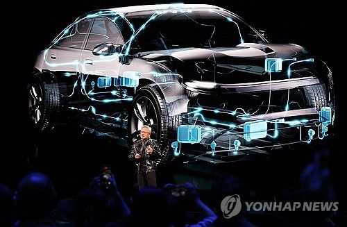 벤츠와의 협업 발표하는 젠슨 황(라스베이거스=연합뉴스) 김성민 기자 = 젠슨 황 엔비디아 CEO가 5일(현지시간) 미국 네바다주 라스베이거스 퐁텐블로 호텔에서 열린 엔비디아 CES 2026 라이브에서 기조연설 도중 벤츠와의 협업에 대해 설명하고 있다. 2026.1.6 ksm7976@yna.co.kr