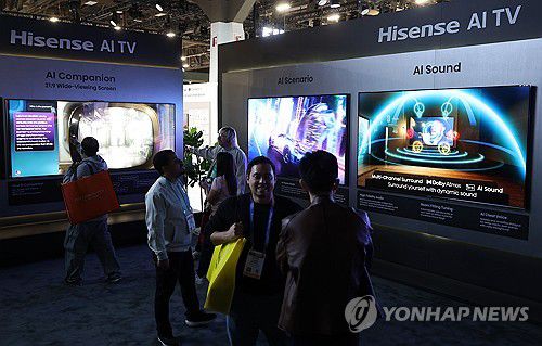 AI TV 시장 도전하는 하이센스(라스베이거스=연합뉴스) 김성민 기자 = CES 개막일인 6일(현지시간) 미국 네바다주 라스베이거스 컨벤션센터(LVCC) 중국 기업 하이센스 부스에서 관람객들이 전시를 둘러보고 있다. 2026.1.7 ksm7976@yna.co.kr