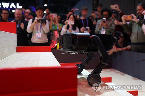 계단도 넘는 로보락 로봇청소기(라스베이거스=연합뉴스) 김성민 기자 = CES 개막 2일째인 7일(현지시간) 미국 네바다주 라스베이거스 베네시안 컨벤션센터의 로보락 부스에서 로봇청소기가 계단을 오르고 있다.  2026.1.8 ksm7976@yna.co.kr