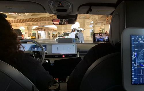 전방 택시가 차선을 물고 정차하자 대기 중인 로보택시[촬영 홍규빈]