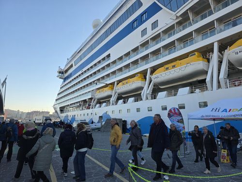 아이다비바호에서 하선하는 승객들[부산항만공사 제공. 재판매 및 DB 금지]