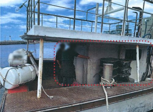 조타실 뒤 불법 증설한 어선[동해지방해양경찰청 제공. 재판매 및 DB 금지]