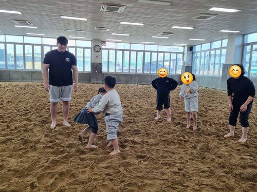 최성민 장사에게 씨름 배우는 대기초등학교 학생들[태안육쪽다이노스 제공. 재판매 및 DB 금지]