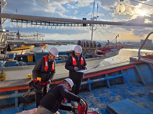 겨울철 어선 안전 점검 나선 김진태 지사[강원특별자치도 제공. 재판매 및 DB 금지]