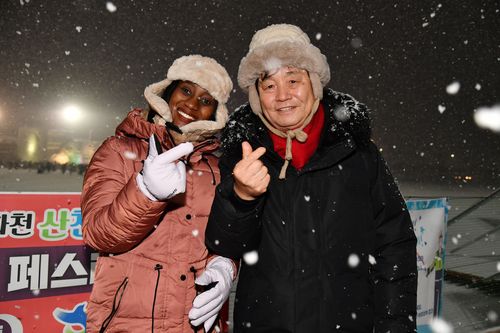 에덴 윈드워슨씨(왼쪽)과 최문순 화천군수[화천군 제공.재판매 및 DB 금지]