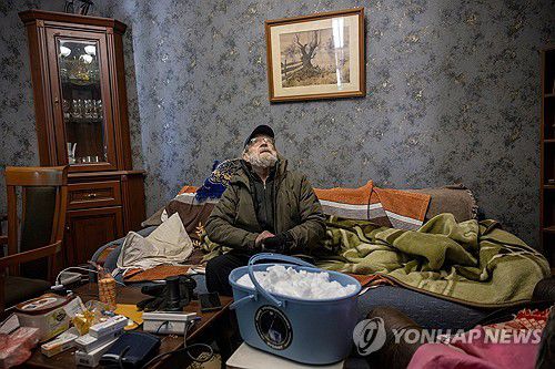 러시아 공격에 물과 난방이 끊기자 눈을 녹이려고 퍼담아 놓은 키이우 시민[로이터 연합뉴스 자료사진. 재판매 및 DB 금지]