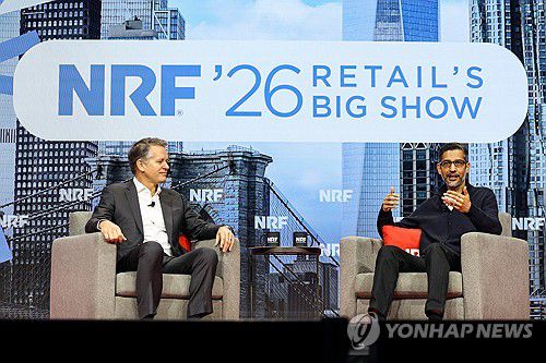 11일 전미소매협회 행사 참석한 순다르 피차이 구글 CEO와 존 퍼너 월마트 CEO [로이터=연합뉴스 자료사진. 재판매 및 DB 금지]