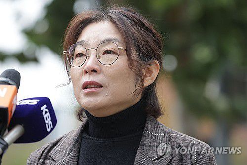 '검정고무신' 작가 유족 '저작권 침해 출판사 고소'(서울=연합뉴스) 강민지 기자 = 만화 '검정고무신'의 고(故) 이우영 작가 아내 이지현 씨가 20일 오전 서울 마포경찰서 앞에서 형설출판사의 '검정고무신' 저작권 침해에 대한 고소장 제출에 앞서 질의응답을 하고 있다. 2024.11.20 mjkang@yna.co.kr