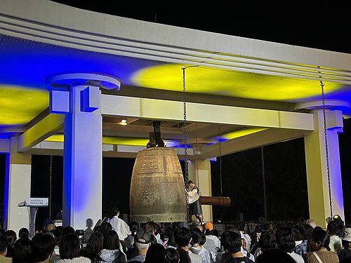 '천년의 울림'을 앞두고(경주=연합뉴스) 김예나 기자 = 24일 경북 경주시 국립경주박물관에서 열린 국보 '성덕대왕신종' 타음 조사 공개 행사에서 서울 보신각 종지기인 신철민 서울시청 주무관과 원천수 국가무형유산 주철장 이수자가 타종을 준비하고 있다. 2025.9.24 yes@yna.co.kr