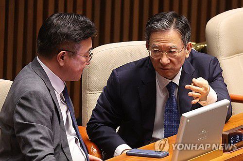 대화하는 정성호 법무부 장관과 윤호중 행안부 장관(서울=연합뉴스) 김주성 기자 = 정성호 법무부 장관과 윤호중 행정안전부 장관(왼쪽)이 25일 국회 본회의에서 정부조직법 개정안 등 안건 표결에 앞서 의원석에 앉아 대화하고 있다. 2025.9.25 utzza@yna.co.kr