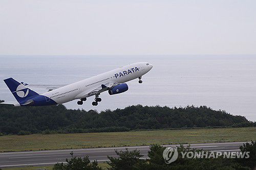 이륙하는 파라타항공 항공기(양양=연합뉴스) 류호준 기자 = 30일 강원 양양국제공항 계류장에서 파라타항공 항공기가 이륙하고 있다. 2025.9.30 ryu@yna.co.kr