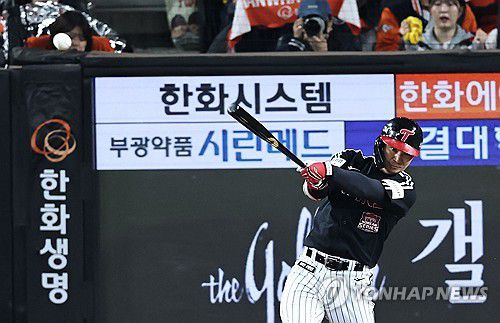 LG 오지환 '희생 플라이로 1점 추가'(서울=연합뉴스) 김인철 기자 = 31일 대전한화생명볼파크에서 열린 2025 프로야구 KBO리그 포스트시즌 한국시리즈 5차전 LG 트윈스와 한화 이글스의 경기. 3회초 1사 만루 LG 오지환이 희생 플라이를 치고 있다. 2025.10.31 yatoya@yna.co.kr