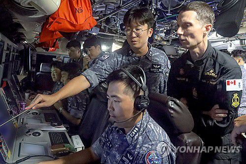 해군, 캐나다 잠수함승조원 안무함 편승 체험지원(서울=연합뉴스) 지난 5일부터 10일까지 진행된 '2025 사일런트 샤크' 해상훈련에서 에티엔 랑글루아 캐나다 잠수함사령부 주임원사가 안무함(SS-III, 3,000톤급)에 편승해 한국 잠수함의 우수한 성능을 직접 체험하고 있다. 2025.12.11 [해군 제공. 재판매 및 DB 금지] photo@yna.co.kr