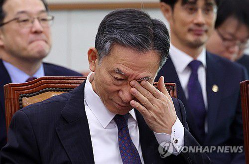 눈 비비는 정성호 장관(서울=연합뉴스) 이동해 기자 = 정성호 법무부 장관이 7일 국회에서 열린 법제사법위원회 전체회의에서 눈을 비비고 있다. 2026.1.7 eastsea@yna.co.kr