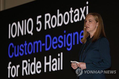 아이오닉 5 로보택시 설명하는 로라 메이저 모셔널 CEO(라스베이거스=연합뉴스) 김성민 기자 = 8일(현지시간) 미국 네바다주 라스베이거스 모셔널 테크니컬센터에서 로라 메이저 모셔널 사장 겸 CEO가 취재진에게 아이오닉 5 기반 로보택시에 대해 설명하고 있다.      현대차그룹이 모셔널과 함께 개발한 아이오닉5 기반 로보택시는 상업용 완전 무인 자율주행차량으로 올해부터 라스베이거스에서 승객 서비스에 투입된다. 2026.1.12 ksm7976@yna.co.kr