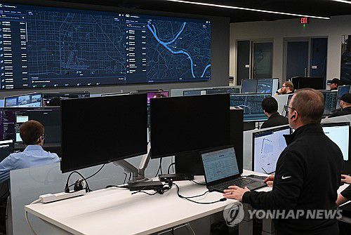 로보택시 관제센터 상황은?(라스베이거스=연합뉴스) 김성민 기자 = 8일(현지시간) 미국 네바다주 라스베이거스 모셔널 테크니컬센터 관제센터에서 관계자들이 차량을 관제하고 있다.      현대차그룹이 모셔널과 함께 개발한 아이오닉5 기반 로보택시는 상업용 완전 무인 자율주행차량으로 올해부터 라스베이거스에서 승객 서비스에 투입된다. 2026.1.12 [공동취재] ksm7976@yna.co.kr