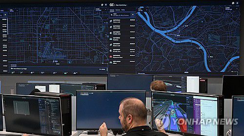 로보택시 관제센터 상황은?(라스베이거스=연합뉴스) 김성민 기자 = 8일(현지시간) 미국 네바다주 라스베이거스 모셔널 테크니컬센터 관제센터에서 관계자들이 차량을 관제하고 있다.      현대차그룹이 모셔널과 함께 개발한 아이오닉5 기반 로보택시는 상업용 완전 무인 자율주행차량으로 올해부터 라스베이거스에서 승객 서비스에 투입된다. 2026.1.12 [공동취재] ksm7976@yna.co.kr