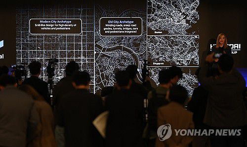 아이오닉 5 로보택시 설명하는 로라 메이저 모셔널 CEO(라스베이거스=연합뉴스) 김성민 기자 = 8일(현지시간) 미국 네바다주 라스베이거스 모셔널 테크니컬센터에서 로라 메이저 모셔널 사장 겸 CEO가 취재진에게 아이오닉 5 기반 로보택시에 대해 설명하고 있다.      현대차그룹이 모셔널과 함께 개발한 아이오닉5 기반 로보택시는 상업용 완전 무인 자율주행차량으로 올해부터 라스베이거스에서 승객 서비스에 투입된다. 2026.1.12 ksm7976@yna.co.kr