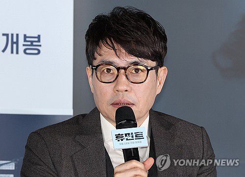 질문에 답하는 류승완 감독(서울=연합뉴스) 이재희 기자 = 류승완 감독이 12일 서울 광진구 롯데시네마 건대입구점에서 열린 영화 '휴민트' 제작보고회에서 질문에 답하고 있다. 2026.1.12 scape@yna.co.kr