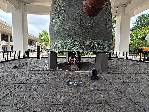 국보 성덕대왕신종, '천 년의 울림' 안정성 유지 확인(서울=연합뉴스) 국립경주박물관은 지난해 9월 성덕대왕신종의 타음(打音) 조사 결과 종의 음향·진동 특성이 안정적으로 유지되고 있다는 점을 확인했다고 12일 밝혔다. 사진은 표면 상태 조사 모습. 2026.1.12 [국립경주박물관 제공. 재판매 및 DB 금지] photo@yna.co.kr