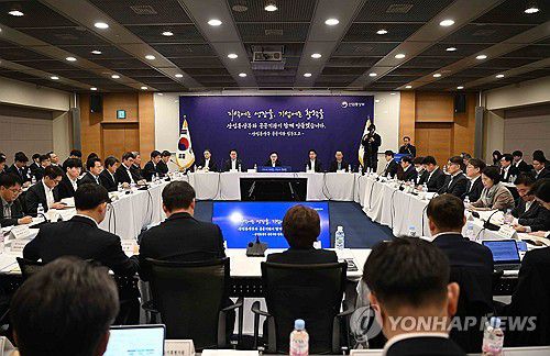 산업통상부 공공기관 업무보고(서울=연합뉴스) 김정관 산업통상부 장관이 12일 서울 중구 대한상공회의소에서 열린 산업통상부 공공기관(산업 분야) 업무보고를 주재하고 있다. 2026.1.12 [산업통상부 제공. 재판매 및 DB 금지] photo@yna.co.kr