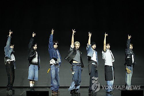 알파드라이브원 첫 무대(서울=연합뉴스) 류효림 기자 = 신인 그룹 알파드라이브원의 안신이 12일 서울 용산구 블루스퀘어에서 열린 첫 미니앨범 'EUPHORIA' 발매 기념 쇼케이스에서 데뷔 무대를 선보이고 있다. 2026.1.12 ryousanta@yna.co.kr