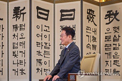 이재명 대통령, 일본 NHK와 인터뷰(서울=연합뉴스) 이재명 대통령이 한일 정상회담을 하루 앞둔 12일 청와대에서 일본 NHK와 인터뷰를 하고 있다. 2026.1.12 [청와대 제공. 재판매 및 DB 금지] photo@yna.co.kr