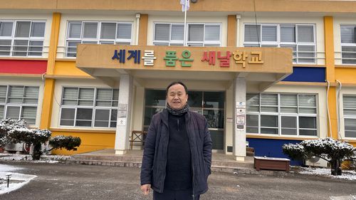 광주 새날학교에서 포즈 취한 이천영 이사장(광주=연합뉴스) 이세영 기자 = 12일 광주시 대안학교인 새날학교를 배경으로 포즈를 취한 이천영 이사장. 이 학교는 교직원 25명에 78명의 재학생을 두고 있으며, 550명의 졸업생을 배출했다. 2011년 6월 학력인정학교 인가를 받았고, 2013년 초 첫 대학입학생을 배출하기 시작했다. 2026. 1. 12. seva@yna.co.kr