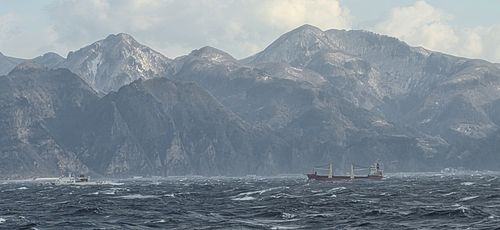 러 화물선 예인 중인 해경 함정[동해지방해양경찰청 제공. 재판매 및 DB 금지]