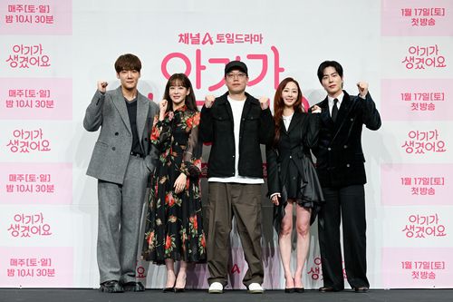 채널A 드라마 '아기가 생겼어요' 출연진들과 김진성 감독(가운데)[채널A 제공. 재판매 및 DB 금지]