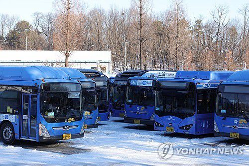 차고지에 주차된 서울 시내버스(서울=연합뉴스) 임병식 기자 = 서울 시내버스 노동조합이 파업에 돌입한 13일 오전 서울의 한 공영차고지에 버스들이 주차되어 있다. 2026.1.13 andphotodo@yna.co.kr